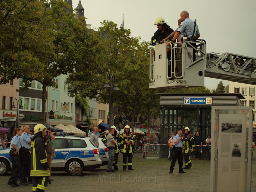 2 Denkmalkletterer hielten Feuerwehr und Polizei in Trapp Koeln Heumarkt P197.JPG